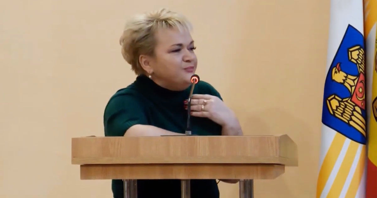 Funcționară, în lacrimi la CMC: Trebuie să trăiesc până la 150 de ani ca să achit creditele.