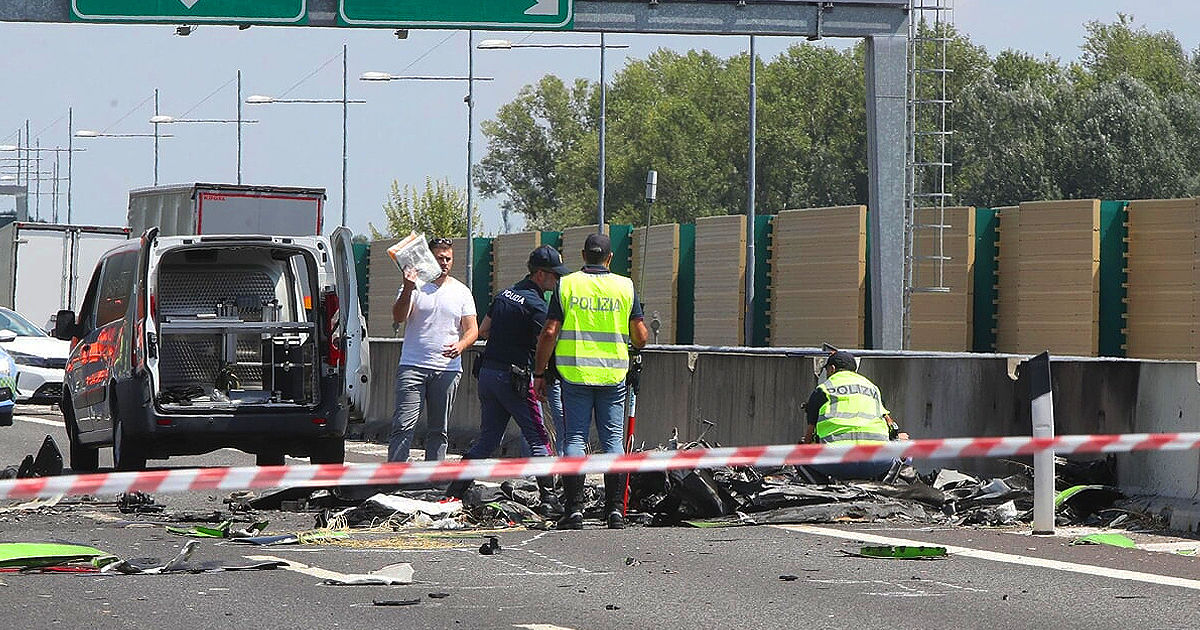 Un avion de mici dimensiuni s-a prăbușit pe o autostradă din Italia: Sunt persoane decedate.