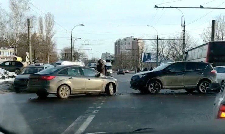 На улице Миорица в столичном секторе Чеканы произошло ДТП с участием двух автомобилей.