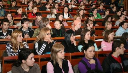 La celălalt pol se află în continuare specialităţi ca dreptul, economia, medicina şi, mai nou, jurnalismul