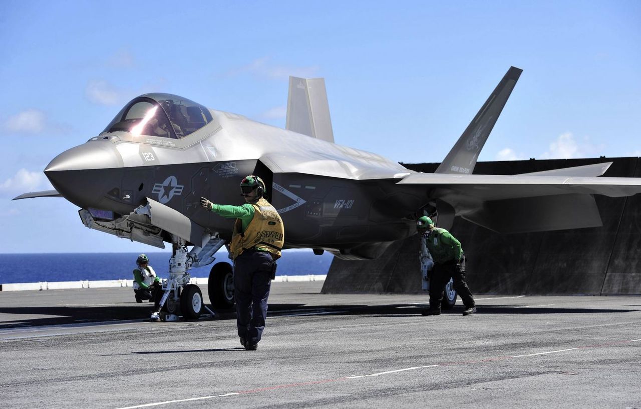 Американские F-35C достигли боевой готовности.
