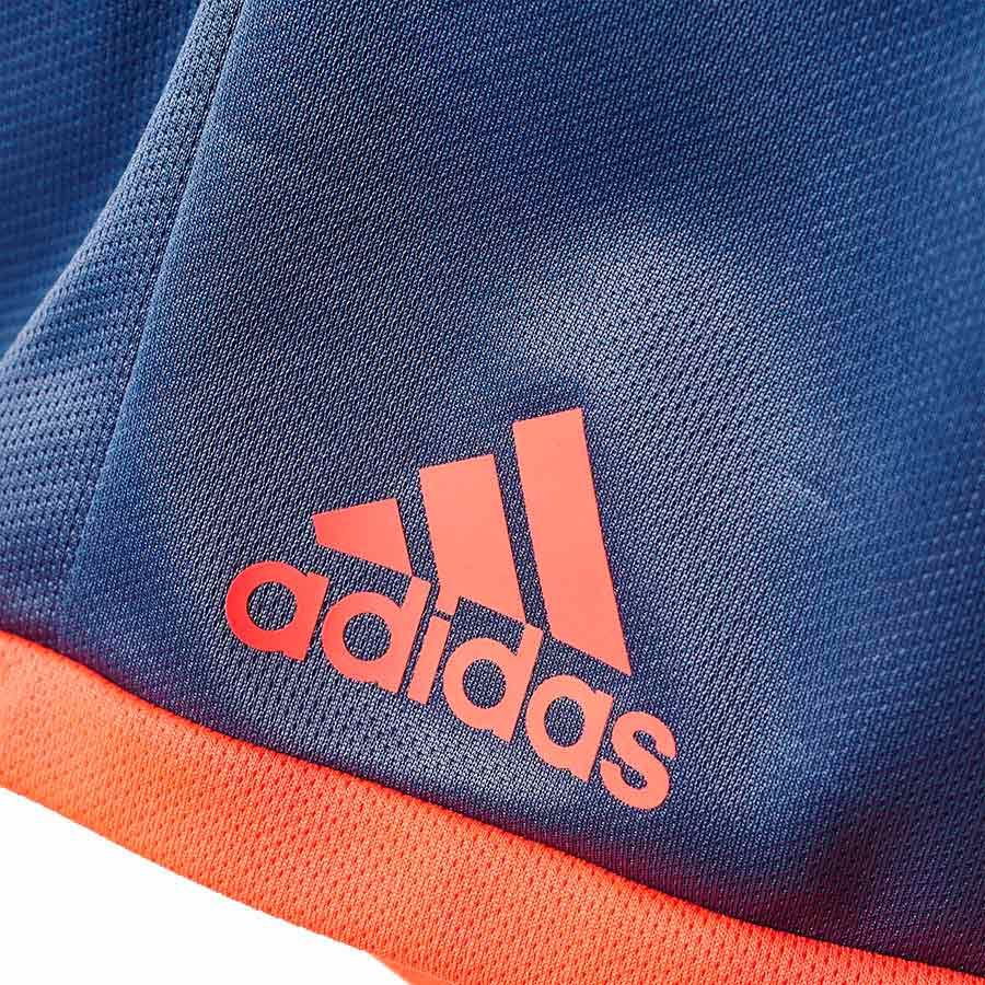 Бренд Adidas снова судится с молдавскими продавцами.
