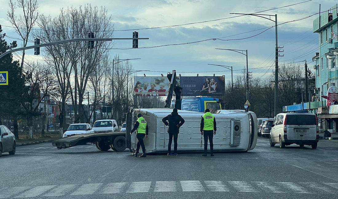 В Бельцах произошло ДТП: перевернулся микроавтобус.