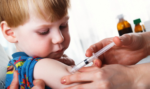 Planul naţional de vaccinare pentru anii 2011-2015 prevede imunizarea obligatorie a copiilor împotriva a 12 maladii infecţioase.