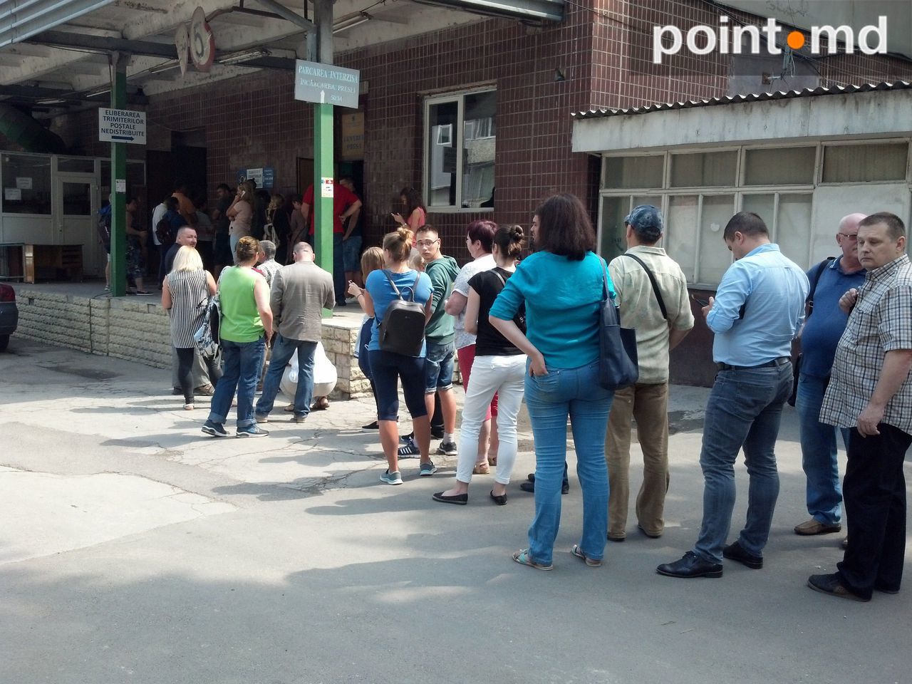 Огромные очереди возникли в пункте выдачи посылок и почтовых отправлений в центре Кишинева.