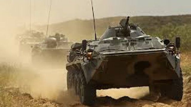 Militarii ruși din Transnistria pregătesc blindatele pentru a forța râul Nistru. 