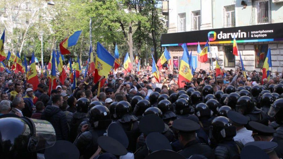 Andrei Năstase, a afirmat că toţi poliţiştii purtau căşti şi doar acel poliţist care a fost lovit cu piatra s-a dovedit a fi fără cască. Foto: diez.md