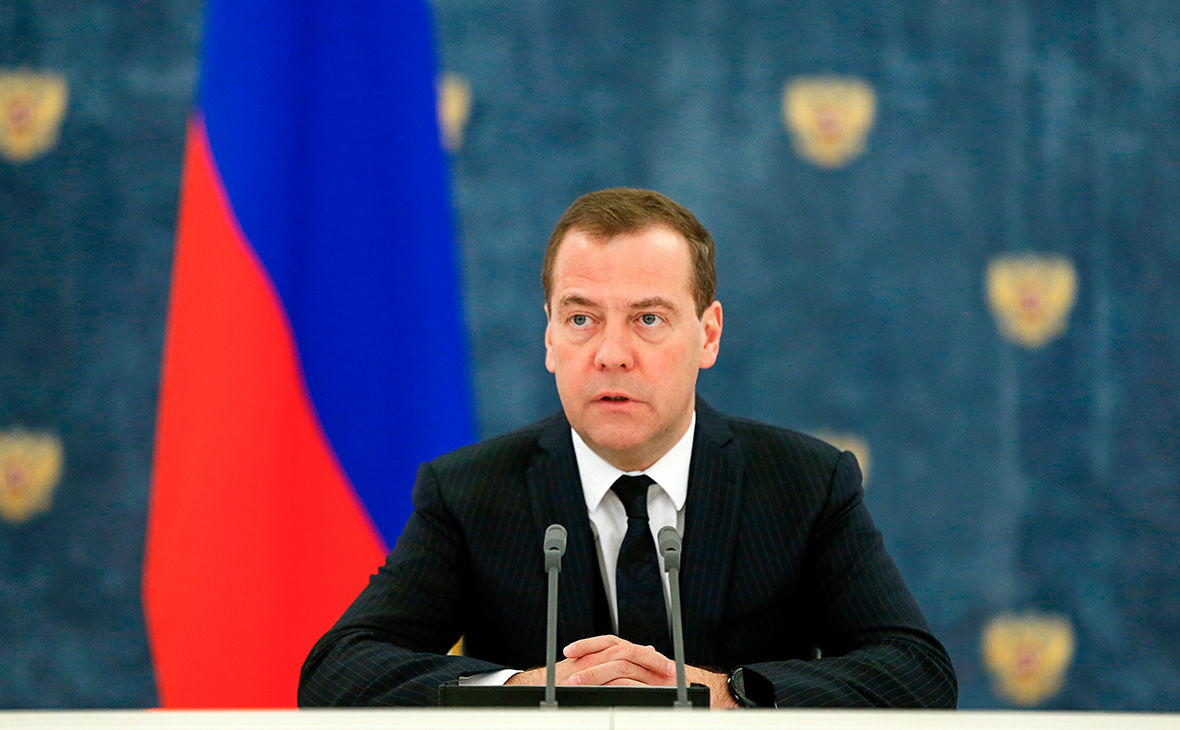 Медведев призвал не "вешать всех собак" на ВОЗ. Фото: rbc.ru.