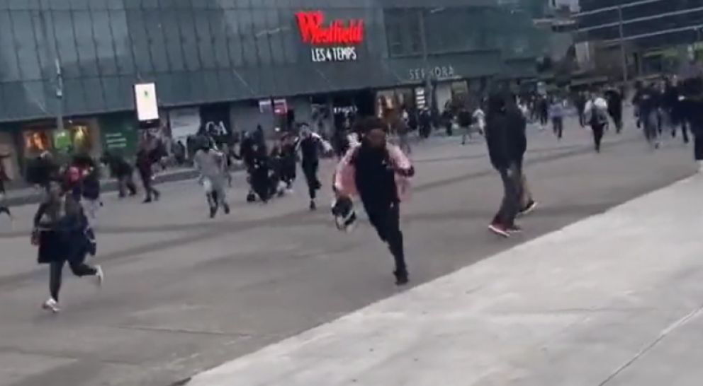 В Париже самоубийство в торговом центре вызвало массовую панику.