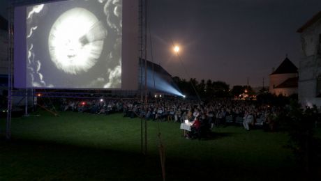 Serile de vară sunt tocmai potrivite pentru filmele sub stele. Foto simbol: getlokal.ro