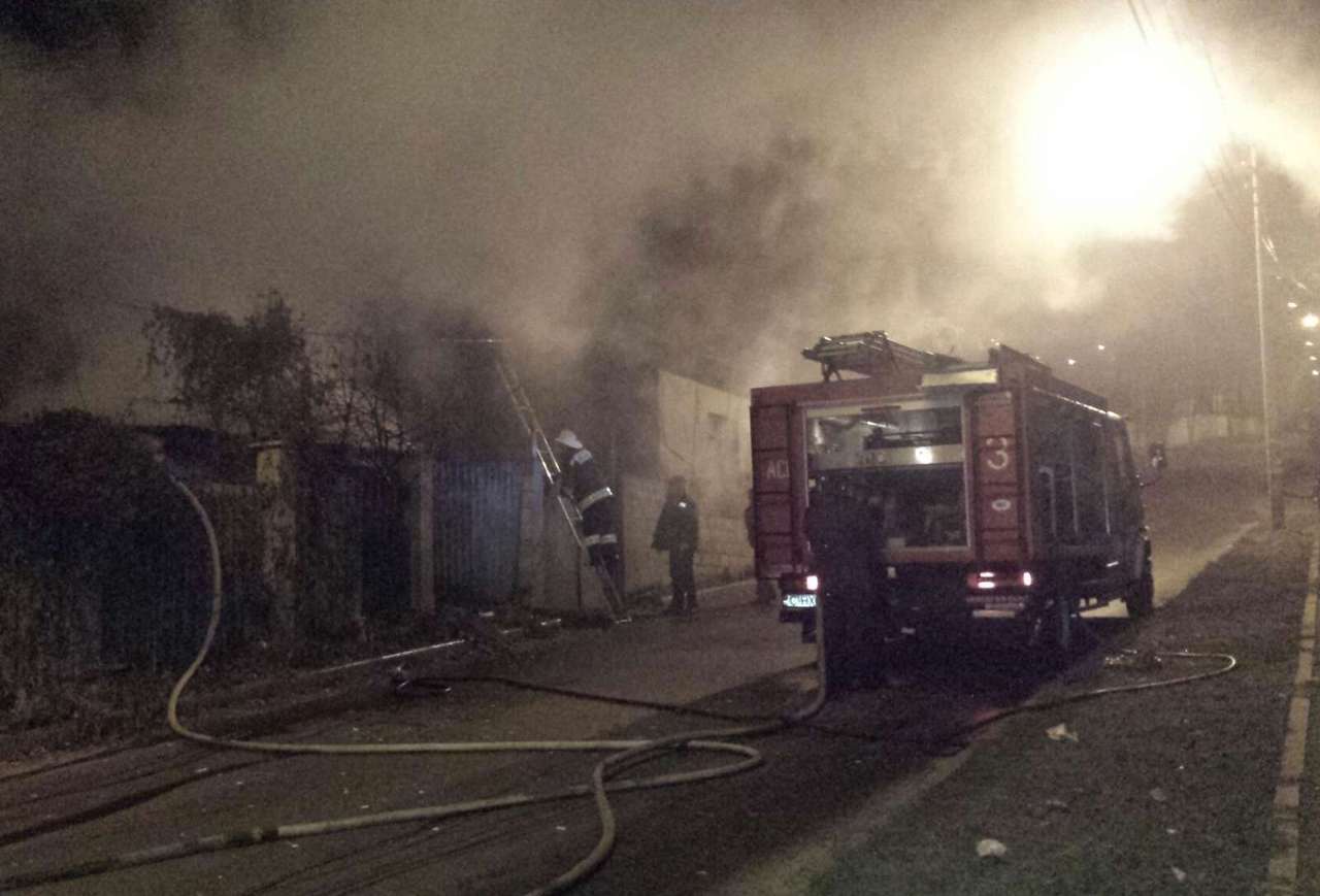 Ieri seara, pe strada Bariera Sculeni din sectorul Buiucani (Sculeanca), a avut loc un incendiu de proporţii.