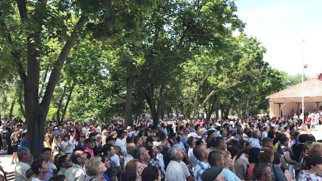 В трех манифестациях к 12.00 уже принимали участие более 30 тысяч человек.