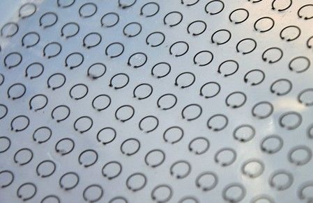 Filtrul realizat pe un substrat din silicon are inelele rezonatoare confecţionate dintr-un metal numit galinstan. 