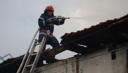Doi bărbaţi au decedat, după ce în locuinţele lor au izbucnit incendii.