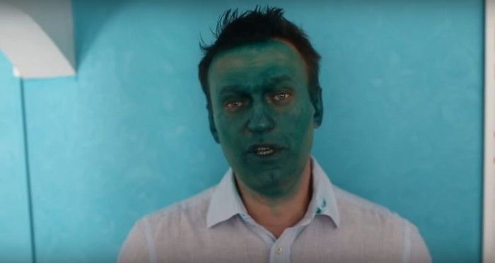 Opozantul rus Alexei Navalinîi, stropit în față cu verde de briliant. Foto: captura YouTube 