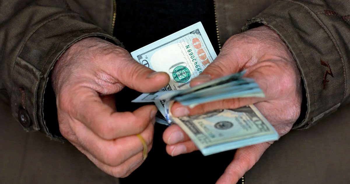 Un pensionar de 80 de ani din Ucraina, înșelat de doi escroci din Moldova.