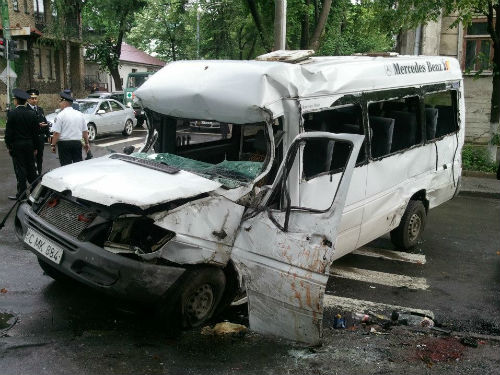 16 человек, в том числе водитель, были доставлены в больницу после утреннего дорожно-транспортного происшествия в центре Кишинэу.