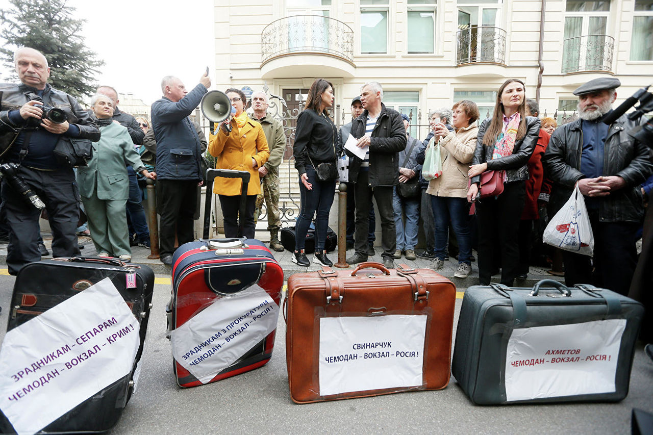 Националисты принесли чемоданы для Порошенко к его администрации в Киеве.