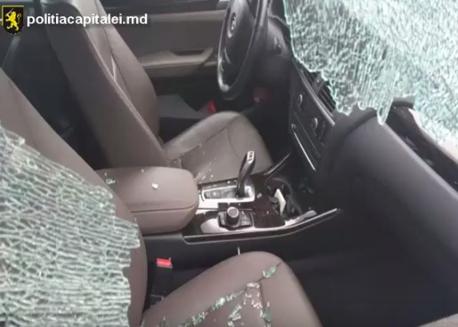 Двое жителей столицы 22 и 23 лет соответственно были задержаны в момент взлома машины BMW X3. 