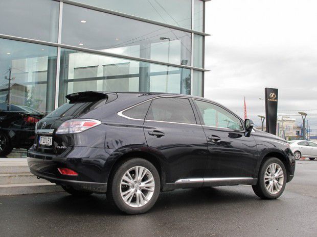 Reparaţie cu ghinion în Capitală. Ce a păţit şoferul unui Lexus. Foto simbol: masini.ro