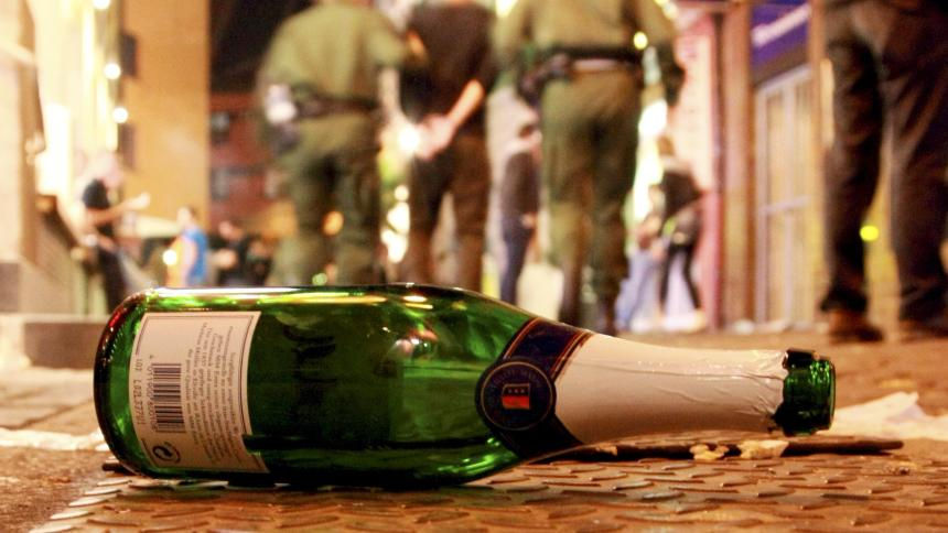 O bunică din Moldova, amendată pentru că nepoata sa a băut alcool în exces.