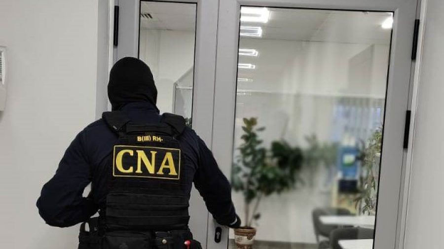 Правоохранители задержали сотрудников АГУ, подозреваемых в вымогательстве.