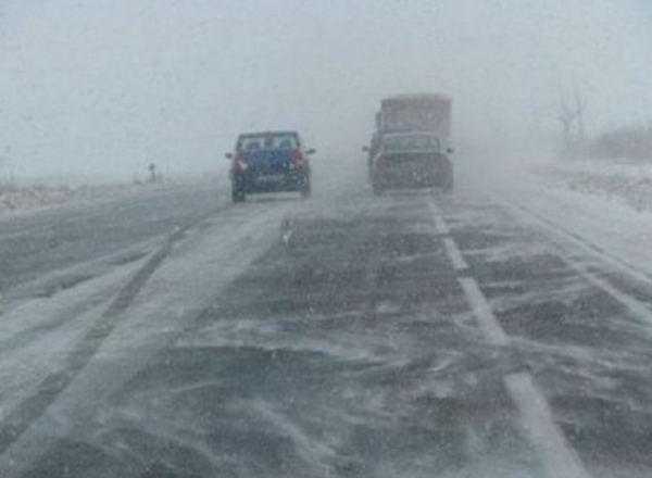 Zeci de masini au fost implicate in accidente, din cauza poleiului, in Chisinau. Astfel, in jur de 50 de accidente rutiere s-au produs doar in ultimele ore, a fost anuntat la sedinta Primariei.