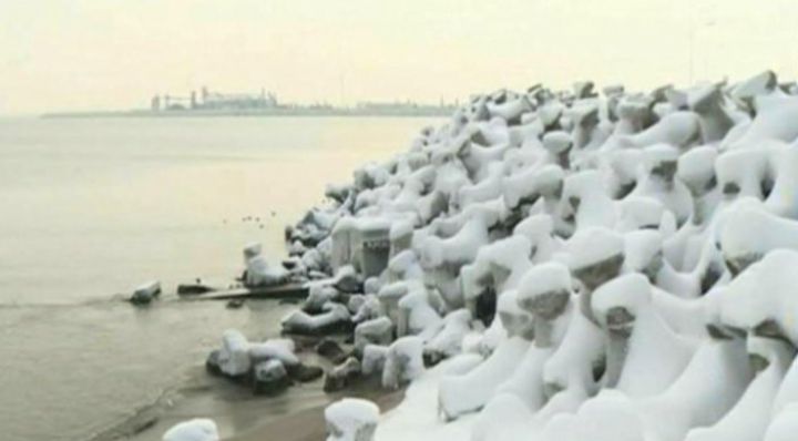 Aburii pe care îi vedeți în imagini se formează din cauza diferenței mari de temperatură dintre apa mării și cea din aer.