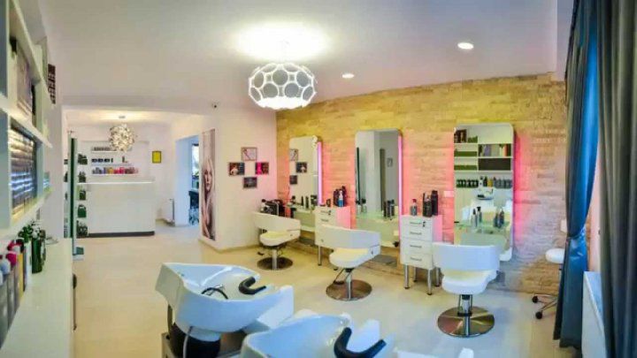 O pensionară din Sângerei, datoare cu mii de lei după o vizită la cosmetolog