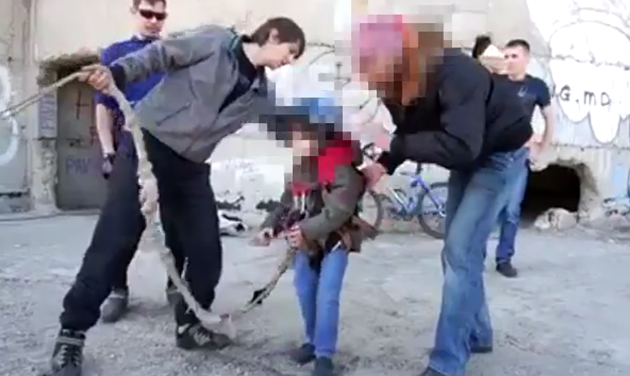 Отец снял на видео экстремальный прыжок своего 6-летнего сына.
