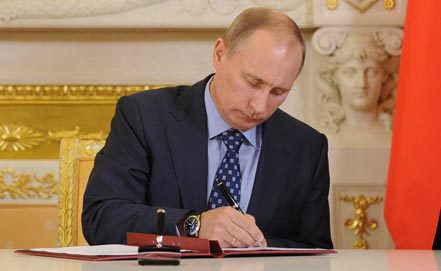 Президент России Владимир Путин подписал закон о ратификации договора о вхождении Крыма и Севастополя в состав России.