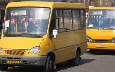 В результате происшествия трое мужчин, которые находились в маршрутном автобусе, получили телесные повреждения.