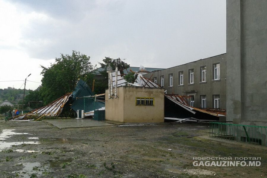 Работы по демонтажу крыши учебного заведения начались в прошлую пятницу.