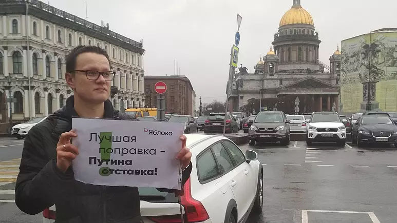Суд рассмотрит дело в отношении депутатов, требовавших отставки Путина.