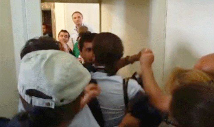 Итальянские журналисты устроили потасовку в очереди на пресс-конференцию президента РФ Владимира Путина.