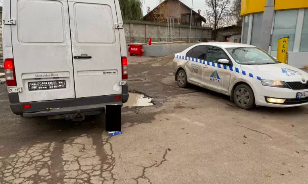 Десятки водителей лишились номерных знаков и водительских прав.