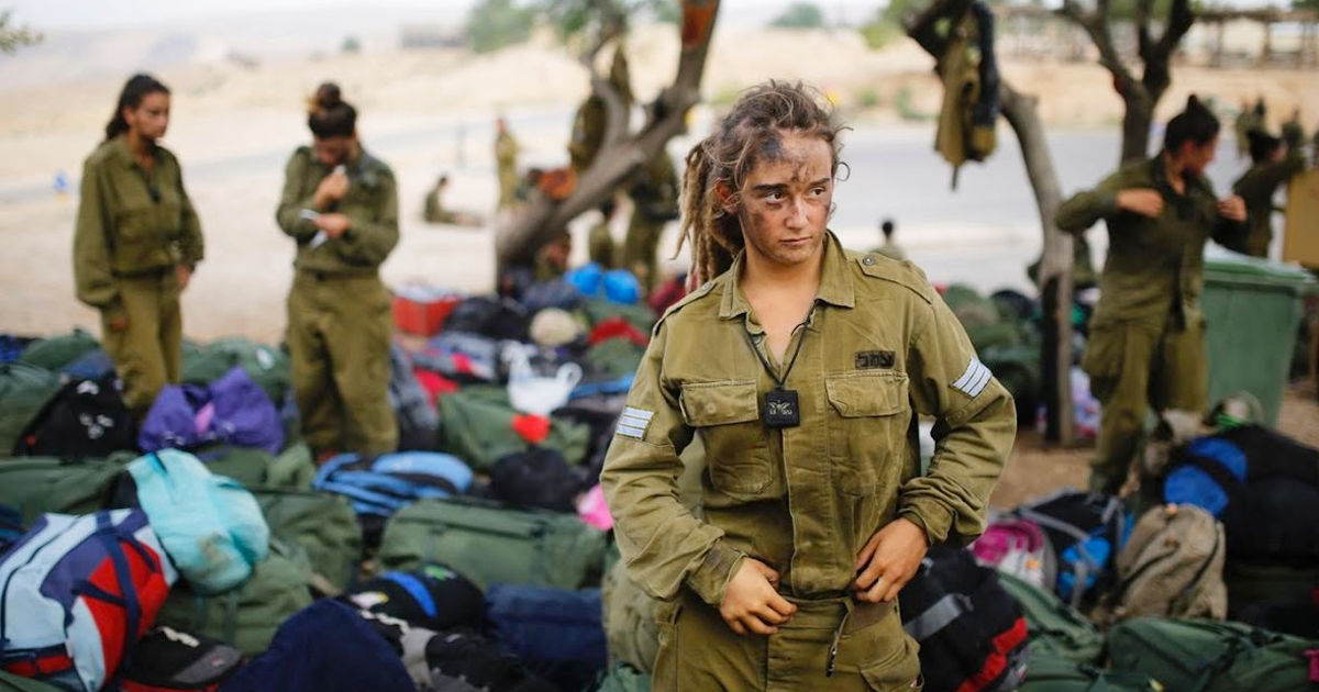 În Israel a izbucnit un scandal din cauza interzicerii femeilor militare de a-și dezgoli abdomenul și picioarele.