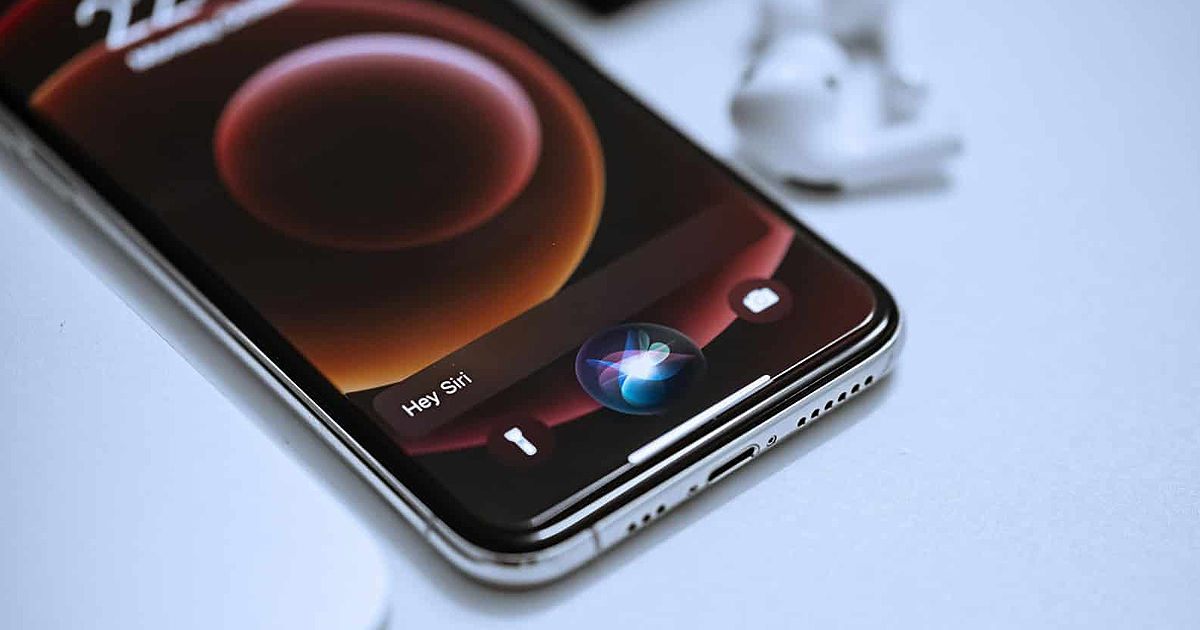 Apple a amânat lansarea versiunii îmbunătățite a asistentului vocal Siri până în 2026.