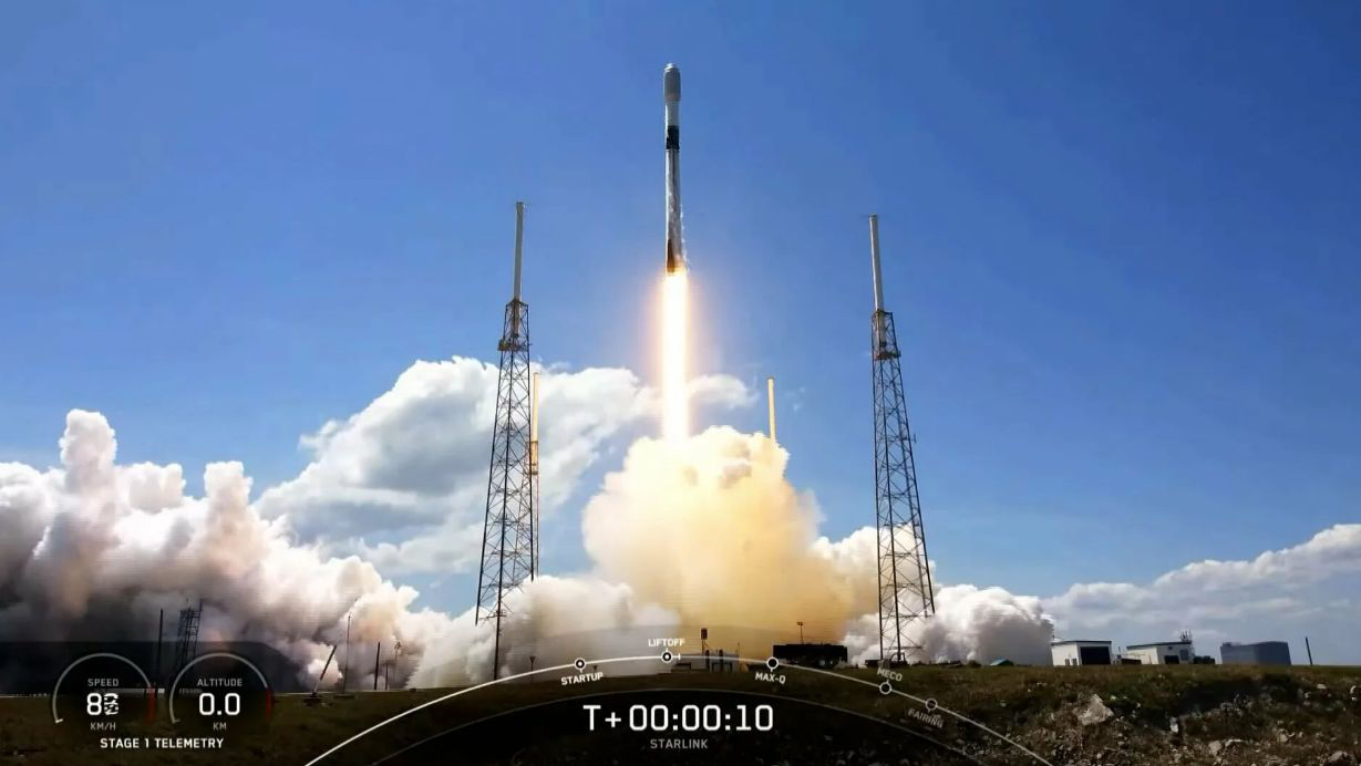SpaceX запустит на орбиту две ракеты с 53 спутниками Starlink.