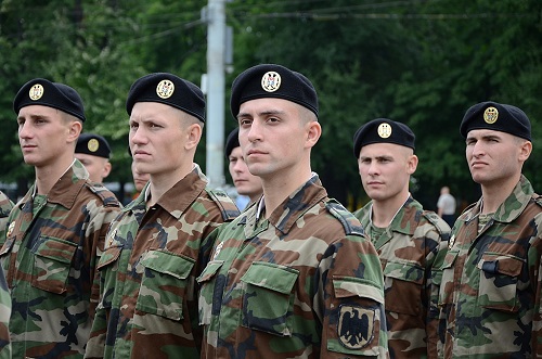 Ранее в соцсетях появилась информация, что на погибшем множество побоев, он весь в грязи, одежда изодрана.
