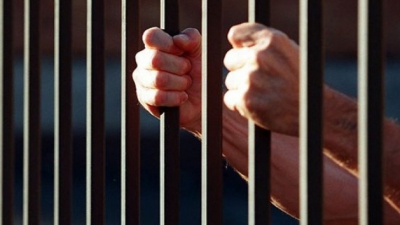 Coletul era destinat concubinului său în vârstă de 43 de ani, condamnat la 25 de ani de privaţiune de libertate.