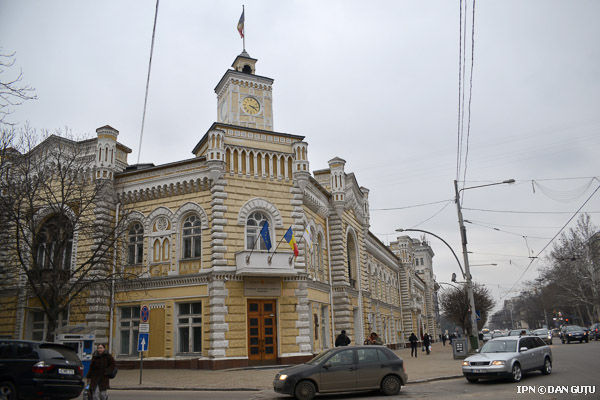 Percheziții în birourile angajaților Primăriei Chișinău, în dosare de corupție.