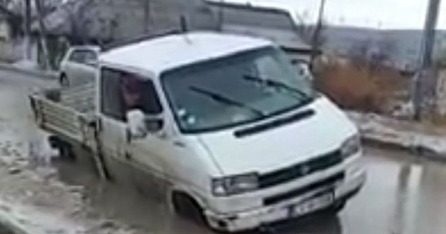 В Комрате автомобиль с пассажирами угодил в глубокую яму с водой.