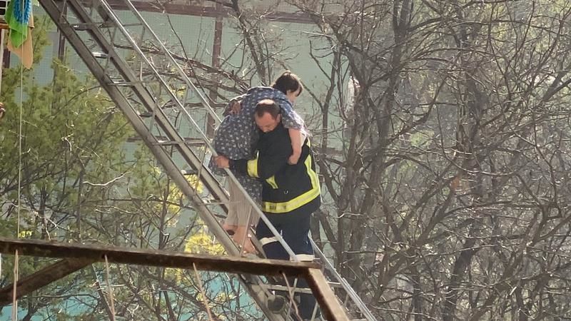 Эвакуированная при пожаре на Рышкановке женщина доставлена в больницу. Фото: jurnal.md