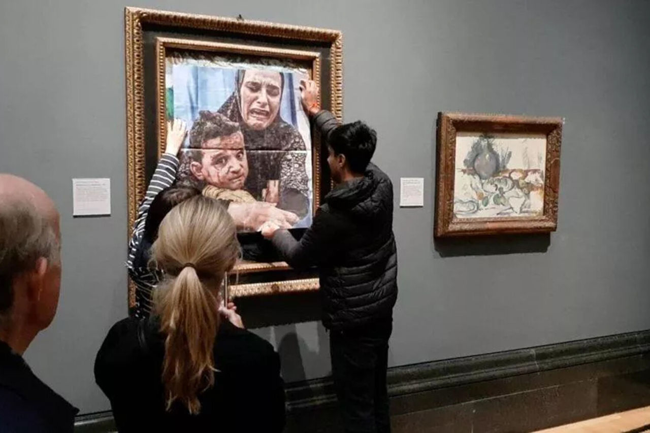 Activiștii pro-palestinieni din Londra au lipit o fotografie din Gaza pe opera lui Picasso.