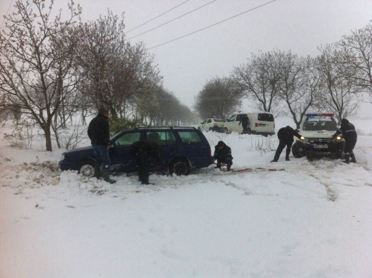 Полицейские помогают гражданам, застрявшим в сугробах.