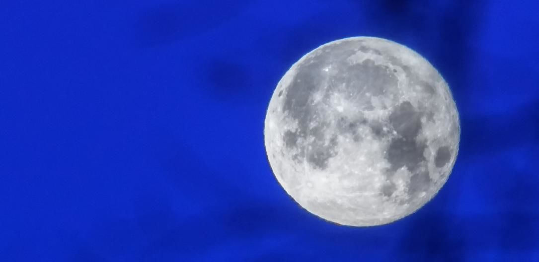 Când va putea fi admirată super luna albastră de sânge