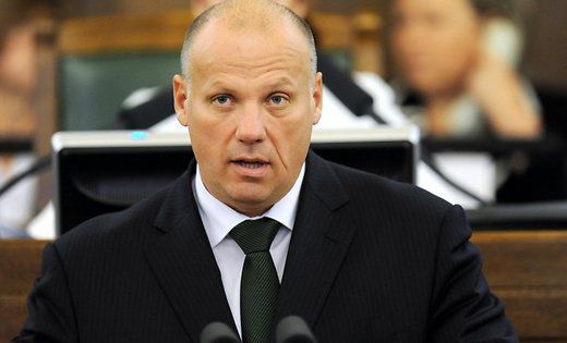 На посту министра обороны Бергманис сменит Раймонда Вейониса.