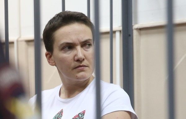 Украинский суд оставил Савченко под арестом.