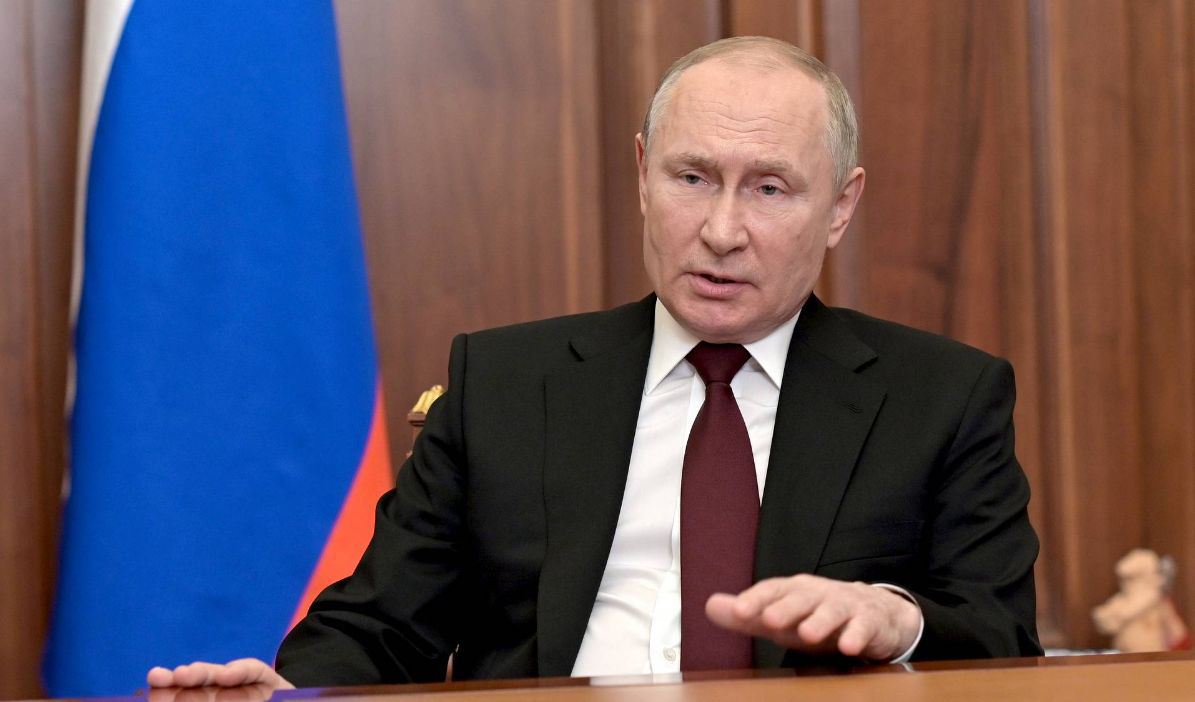 Путин потребовал непрерывного совершенствования вооружений для российской армии.